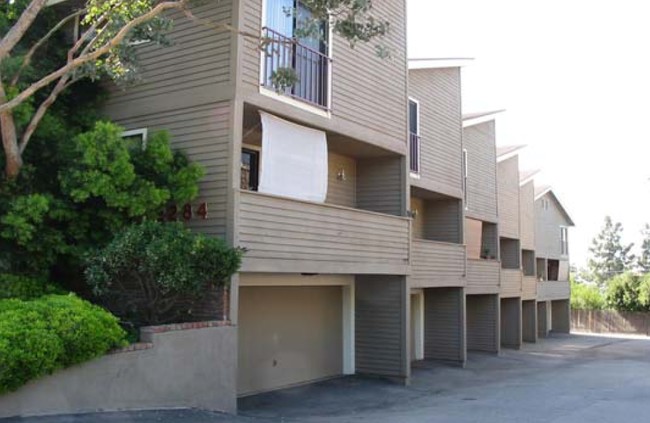 Primary Photo - The Waltonia Townhouse Apartments