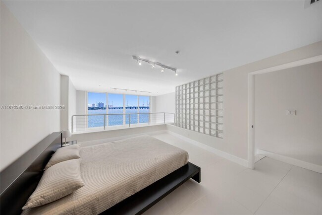 Building Photo - 2000 Bay Dr