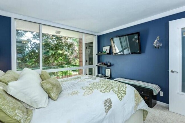 Building Photo - One of Kind Downtown Kirkland Strip 1bd 1bath Condo!