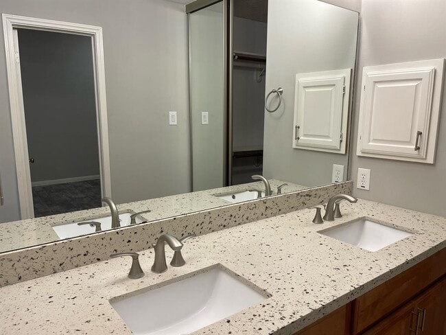 Building Photo - 2215 Mill Creek Dr