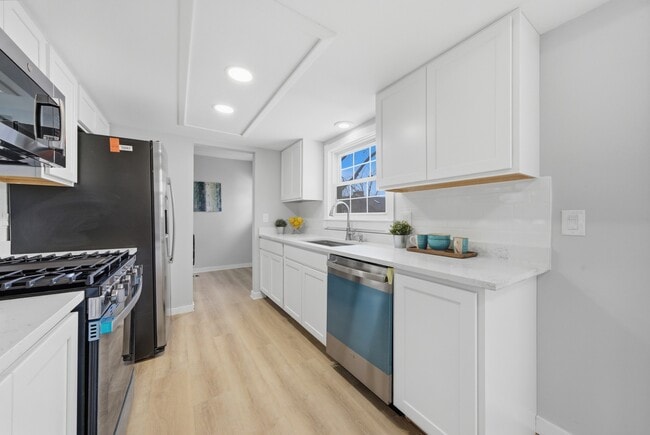 Building Photo - 593 Bristol Ln