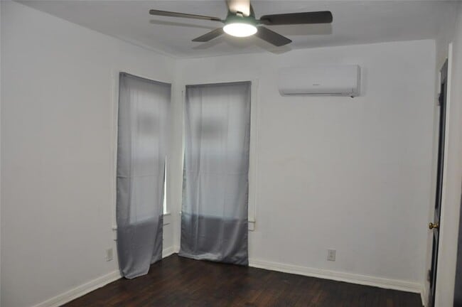 Building Photo - 1408 E Avenue D