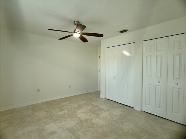 Building Photo - 4001 Oakhurst Dr