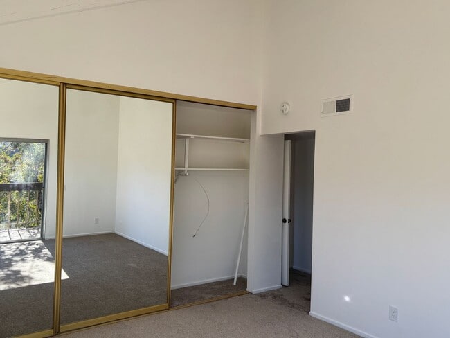 Building Photo - Gorgeous condo with Amazing Views!