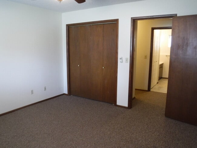 Building Photo - New carpet