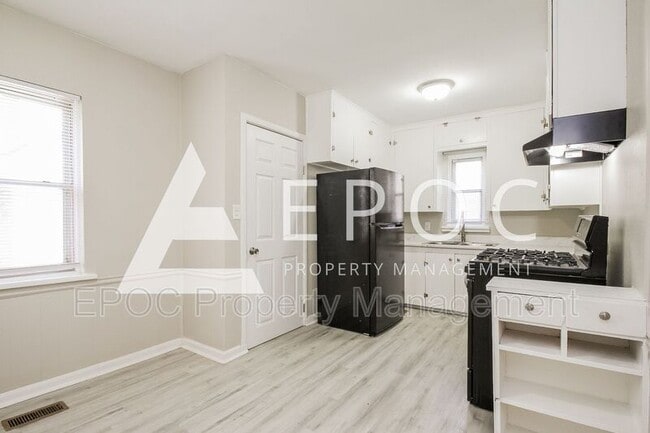 Building Photo - 817 N Gary Ave