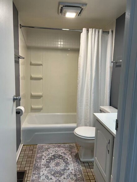 Building Photo - 991 Manor Ln