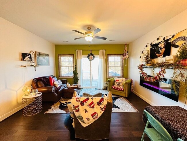 Building Photo - 1313 Emerald View Ct