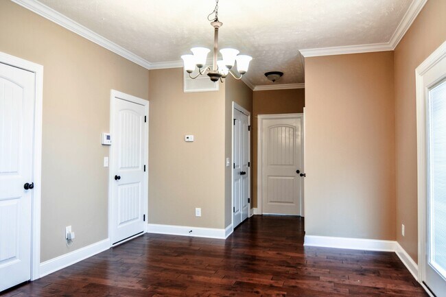Building Photo - Pet Friendly Three Bedroom with Bonus!