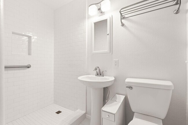 Building Photo - 5651 N Bryn Mawr St