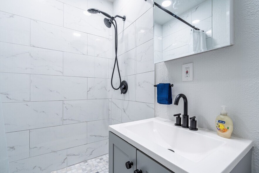 Building Photo - 975-977-977 SW 10th St