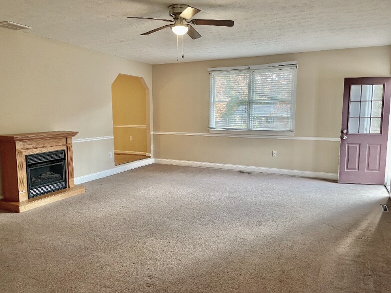 Building Photo - 26125 Cresent Ln