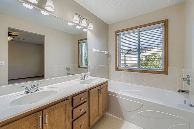 Building Photo - Rare 3bed 3bath Townhome in Rosemount