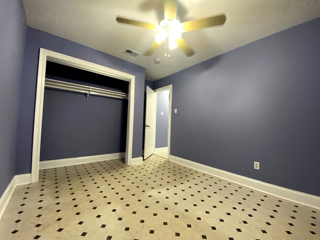 Building Photo - 3565 Kings Dr