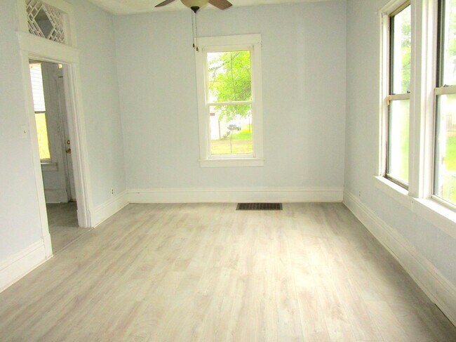 Building Photo - 1613 W Kettelle St