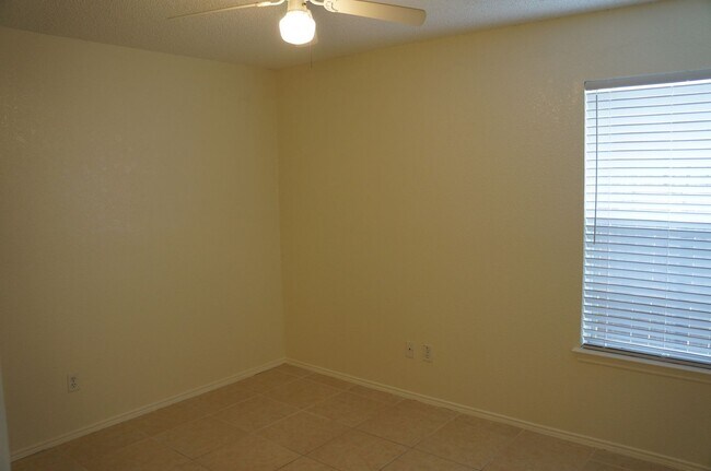Building Photo - 8000 Summer Sun Dr
