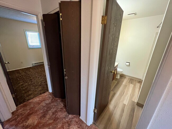 Building Photo - 3 Bedroom, 1.5 Bath Townhome W/ Attached S...