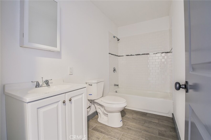 Full bath - 920 E 91st St