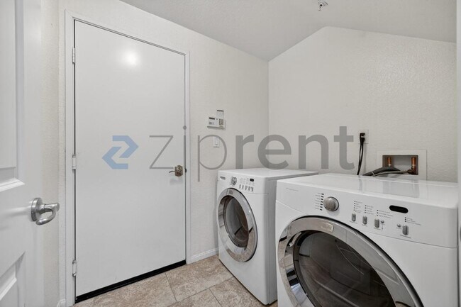 Building Photo - 1836 Olive Green St