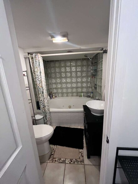 Building Photo - 731 Parker St