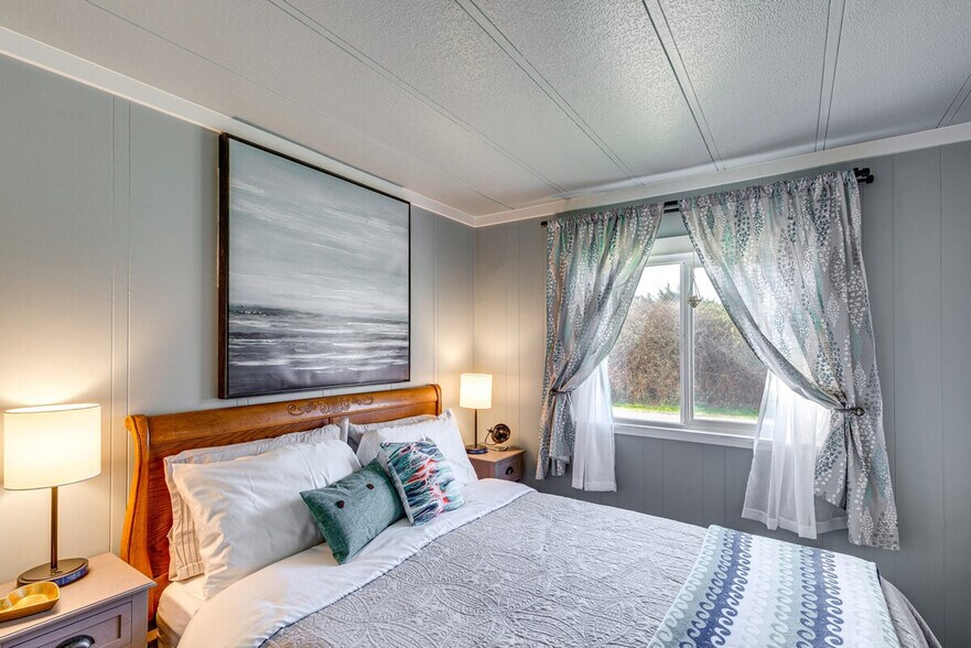 Building Photo - 4876 Railroad Ave