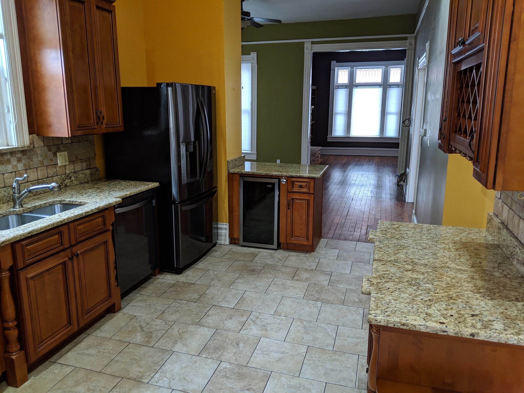 Kitchen looking into living room - 2860 Humboldt St