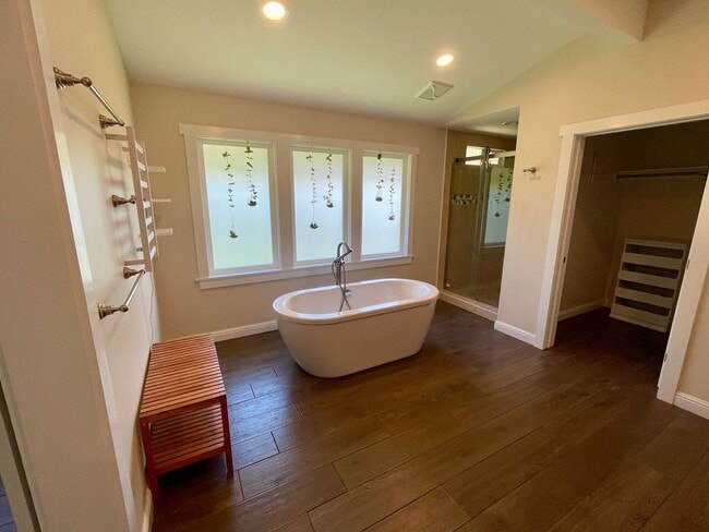 Building Photo - Beautiful 3 bedroom 3 bath home on dry side Waimea