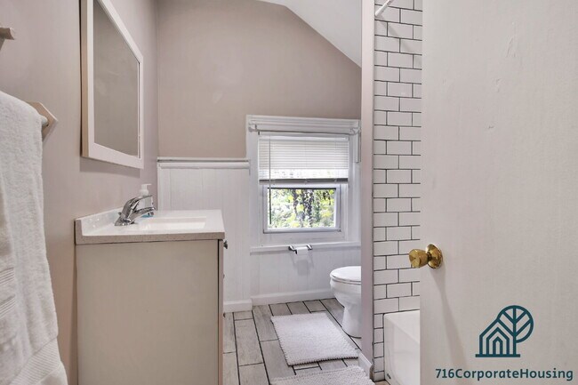 Building Photo - Furnished 1-Bedroom Upper Apartment on Prospect Ave