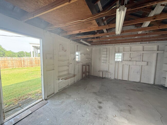 Building Photo - Three bedroom, 1 bath house in Graham