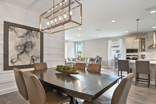 Building Photo - Luxurious 5/3.5 Stunning Home with a Generous Loft and a 2 Car Garage in the Highly Desired Hartw...