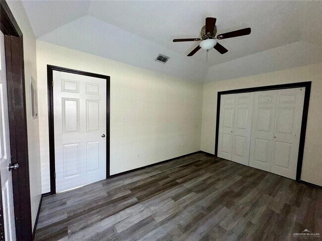 Building Photo - 17 Mynah Ave