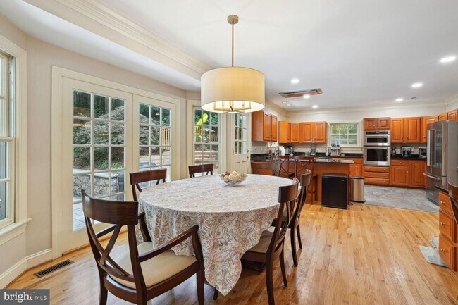 Building Photo - 5 Bed 4.5 Bath - Bethesda len Echo Heights...