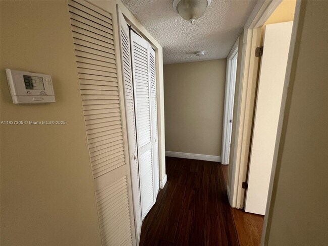 Building Photo - 1129 Lake Victoria Dr