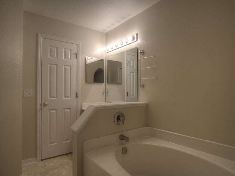 Building Photo - 1615 Dartmouth Dr