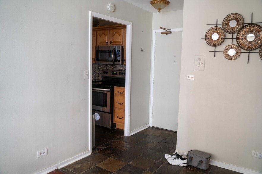 Building Photo - 6157 N Sheridan Rd