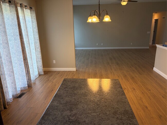 Building Photo - 627 Gandalf Ln