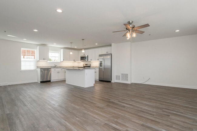 Building Photo - 204 Grand Ave