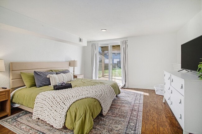 Building Photo - Coming Soon - Fully Furnished 3-Bed, 2-Bat...