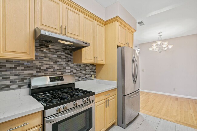 Building Photo - 3bed/2bath Top-Floor Flat w/ Modern SF Charm - Pet(s) Welcome