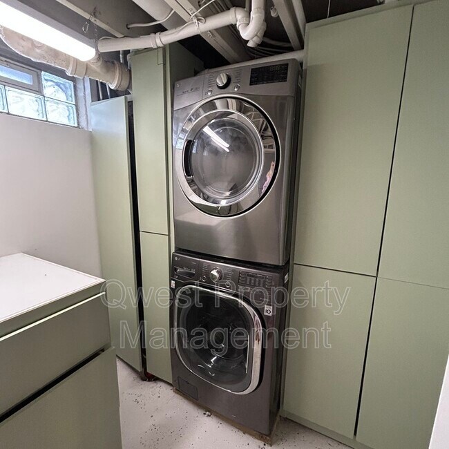 Building Photo - 1532 Sylvan Ave SE