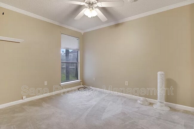 Building Photo - 5365 Sleepy Hollow Dr
