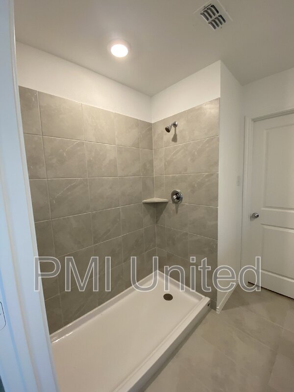 Building Photo - 1361 Plum Rd