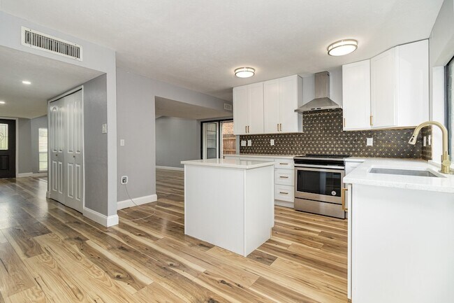 Building Photo - 4716 Roberts Dr