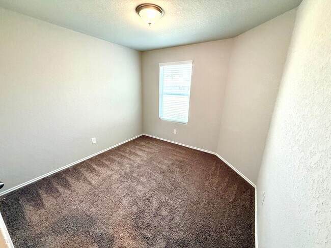 Building Photo - AVAILABLE NOW! 3 Bedroom / 2 Bath Home Nea...