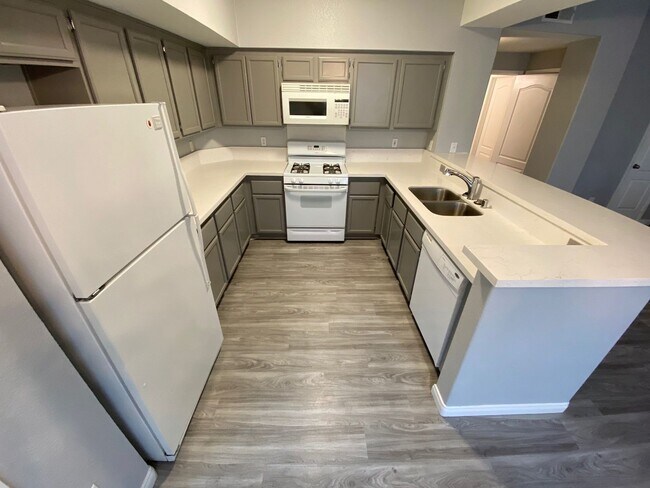 Building Photo - GORGEOUS CONDO IN GATED COMMUNITY NEAR SUMMERLIN