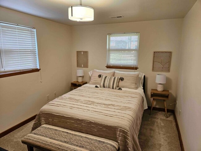 Building Photo - Fully Furnished, Beautiful Decor - 3BR / 1BA