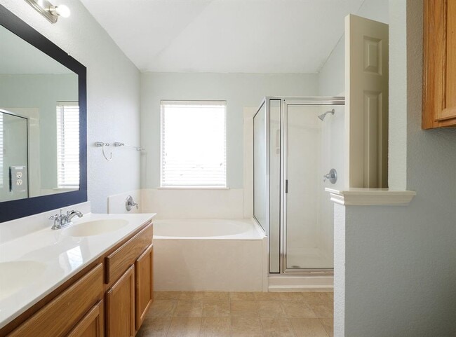 Building Photo - 13504 Richard Nixon St