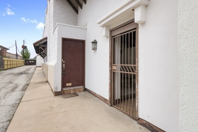 Building Photo - 2744 Briarhurst Dr