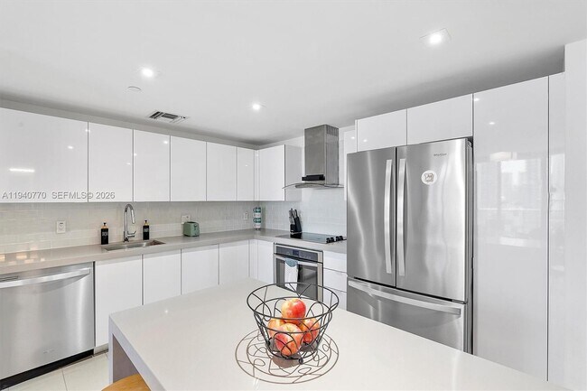 Building Photo - 1600 NE 1st Ave