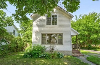 Building Photo - Charming 3-Bedroom Home with Fenced Yard!